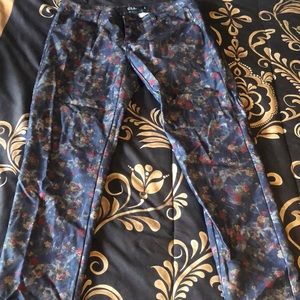 Pants w floral print. Worn as a jean